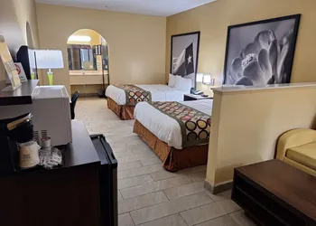 Super 8 by Wyndham Weslaco hotel thumbnail 7
