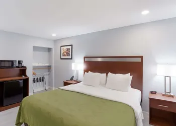 Quality Inn Redding near I-5 hotel thumbnail 4