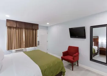 Quality Inn Redding near I-5 hotel thumbnail 6