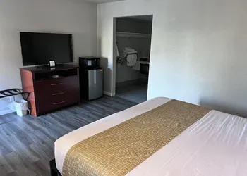 Travelodge by Wyndham Redding CA hotel thumbnail 2