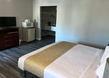 Travelodge by Wyndham Redding CA hotel thumbnail 6