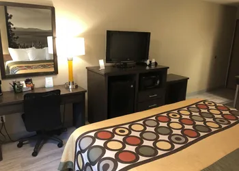 Super 8 by Wyndham Redding hotel thumbnail 2