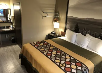 Super 8 by Wyndham Redding hotel thumbnail 4