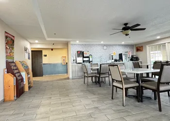 Super 8 by Wyndham Reedsburg hotel thumbnail 2