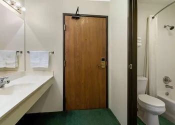 Super 8 by Wyndham Reedsburg hotel thumbnail 3
