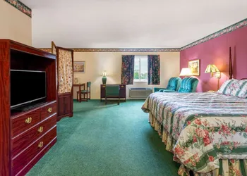 Super 8 by Wyndham Reedsburg hotel thumbnail 4