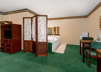 Super 8 by Wyndham Reedsburg hotel thumbnail 5