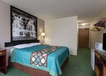 Super 8 by Wyndham Reedsburg hotel thumbnail 6