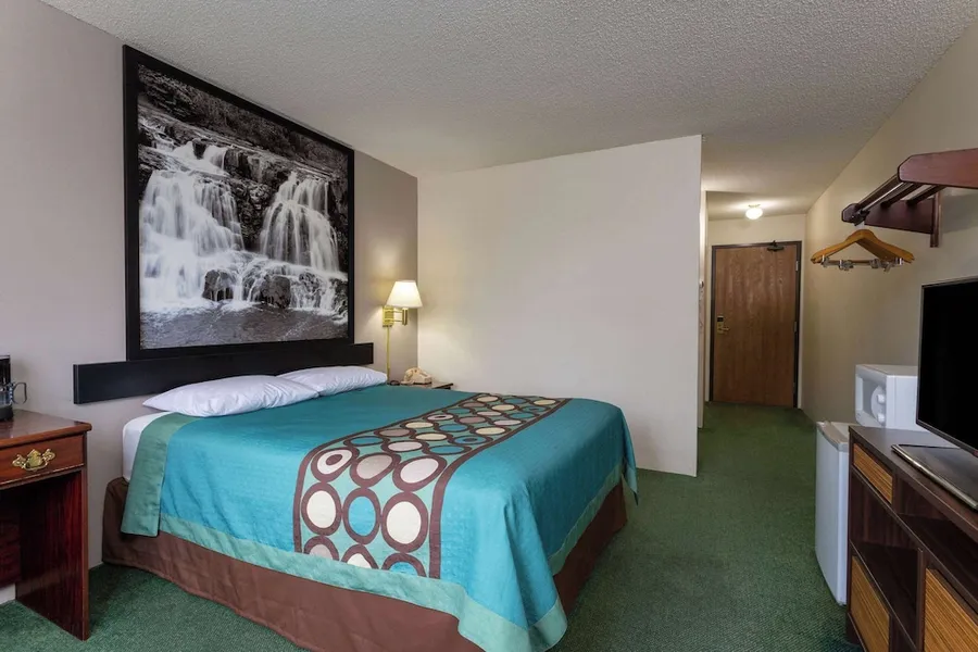 Super 8 by Wyndham Reedsburg hotel detail image 6
