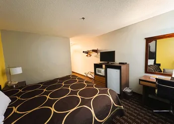 Super 8 by Wyndham Reedsburg hotel thumbnail 7