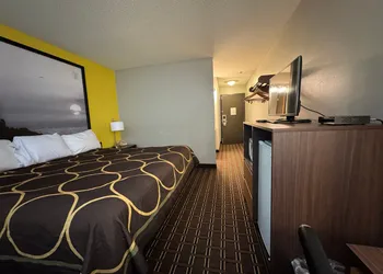 Super 8 by Wyndham Reedsburg hotel thumbnail 8