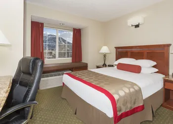 Ramada by Wyndham Frisco hotel thumbnail 5
