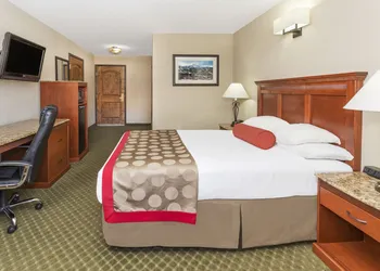 Ramada by Wyndham Frisco hotel thumbnail 6