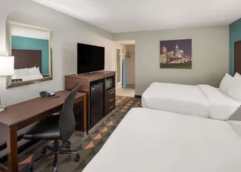 Clarion Pointe Indianapolis Northeast hotel thumbnail 4