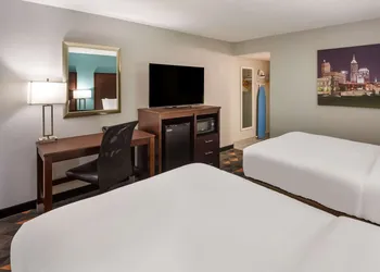 Clarion Pointe Indianapolis Northeast hotel thumbnail 5