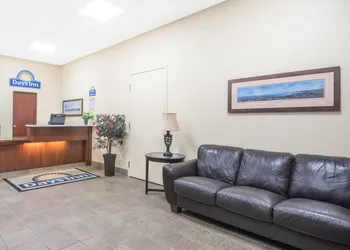 Days Inn by Wyndham Duluth Lakewalk hotel thumbnail 2