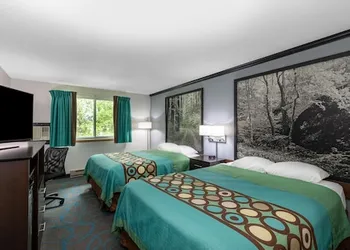 Super 8 by Wyndham Duluth hotel thumbnail 6
