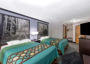 Super 8 by Wyndham Duluth hotel thumbnail 7