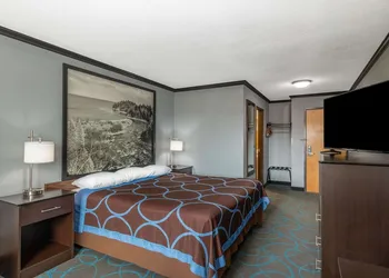 Super 8 by Wyndham Duluth hotel thumbnail 8