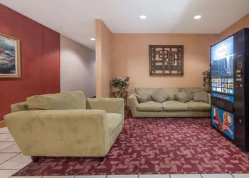 Super 8 by Wyndham Fort Worth Downtown South hotel thumbnail 2
