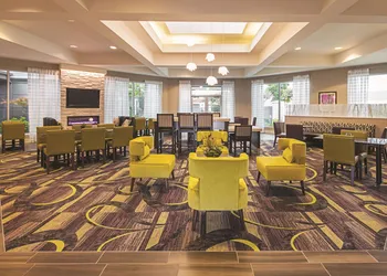 La Quinta Inn & Suites by Wyndham Fort Worth City View hotel thumbnail 2