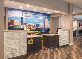 La Quinta Inn & Suites by Wyndham Fort Worth City View hotel thumbnail 3
