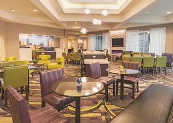 La Quinta Inn & Suites by Wyndham Fort Worth City View hotel thumbnail 4