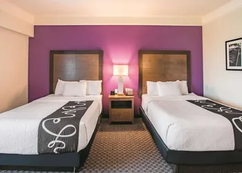 La Quinta Inn & Suites by Wyndham Fort Worth City View hotel thumbnail 5