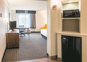 La Quinta Inn & Suites by Wyndham Fort Worth City View hotel thumbnail 6
