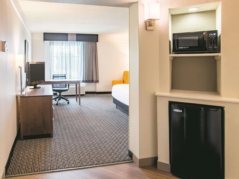 La Quinta Inn & Suites by Wyndham Fort Worth City View hotel detail image 6