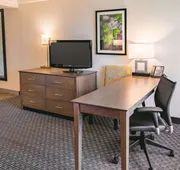 La Quinta Inn & Suites by Wyndham Fort Worth City View hotel detail image 7
