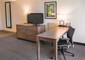 La Quinta Inn & Suites by Wyndham Fort Worth City View hotel thumbnail 7