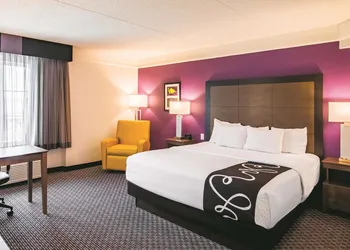 La Quinta Inn & Suites by Wyndham Fort Worth City View hotel thumbnail 8