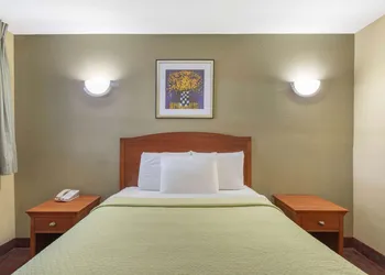 Days Inn by Wyndham Elmsford / White Plains hotel thumbnail 4