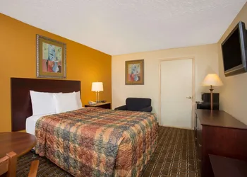 Days Inn by Wyndham Chester hotel thumbnail 6