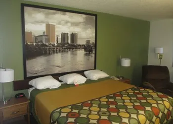 Super 8 by Wyndham Richmond/Chamberlayne Rd hotel thumbnail 6