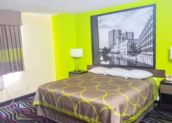 Super 8 by Wyndham Richmond/Broad Street hotel thumbnail 8