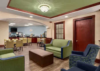 Super 8 by Wyndham West Greenwich/Providence hotel thumbnail 3