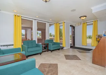 Super 8 by Wyndham Colorado Springs/Chestnut Street hotel thumbnail 3