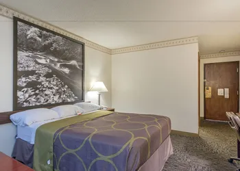 Super 8 by Wyndham Colorado Springs/Chestnut Street hotel thumbnail 6