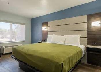 Quality Inn & Suites Manitou Springs at Pikes Peak hotel thumbnail 5