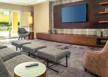 Comfort Inn & Suites Bethlehem Lehigh Valley Airport hotel thumbnail 3