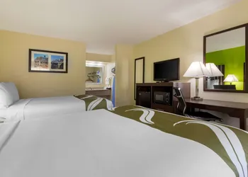 Quality Inn Cleveland North hotel thumbnail 7
