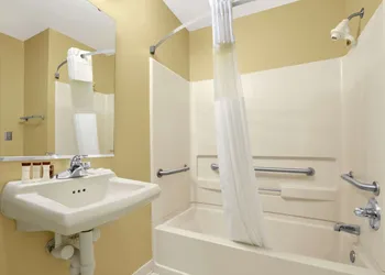 Ramada Limited Columbia hotel thumbnail 6