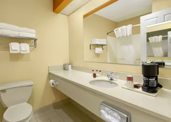 Ramada Limited Columbia hotel thumbnail 7