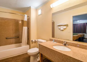 Rodeway Inn & Suites Fort Jackson hotel thumbnail 4