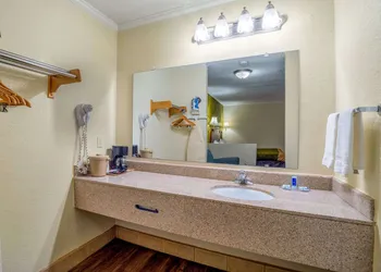 Rodeway Inn & Suites Fort Jackson hotel thumbnail 5
