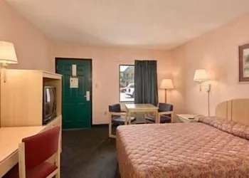 Super 8 by Wyndham Columbia hotel thumbnail 5