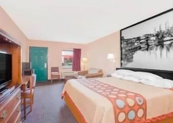 Super 8 by Wyndham Columbia hotel thumbnail 6