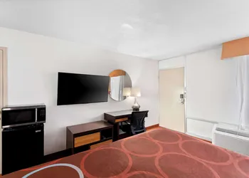 Super 8 by Wyndham Baton Rouge/I-10 hotel thumbnail 4